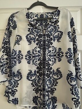 Violet & Claire Navy and White Floral Zip Blouse